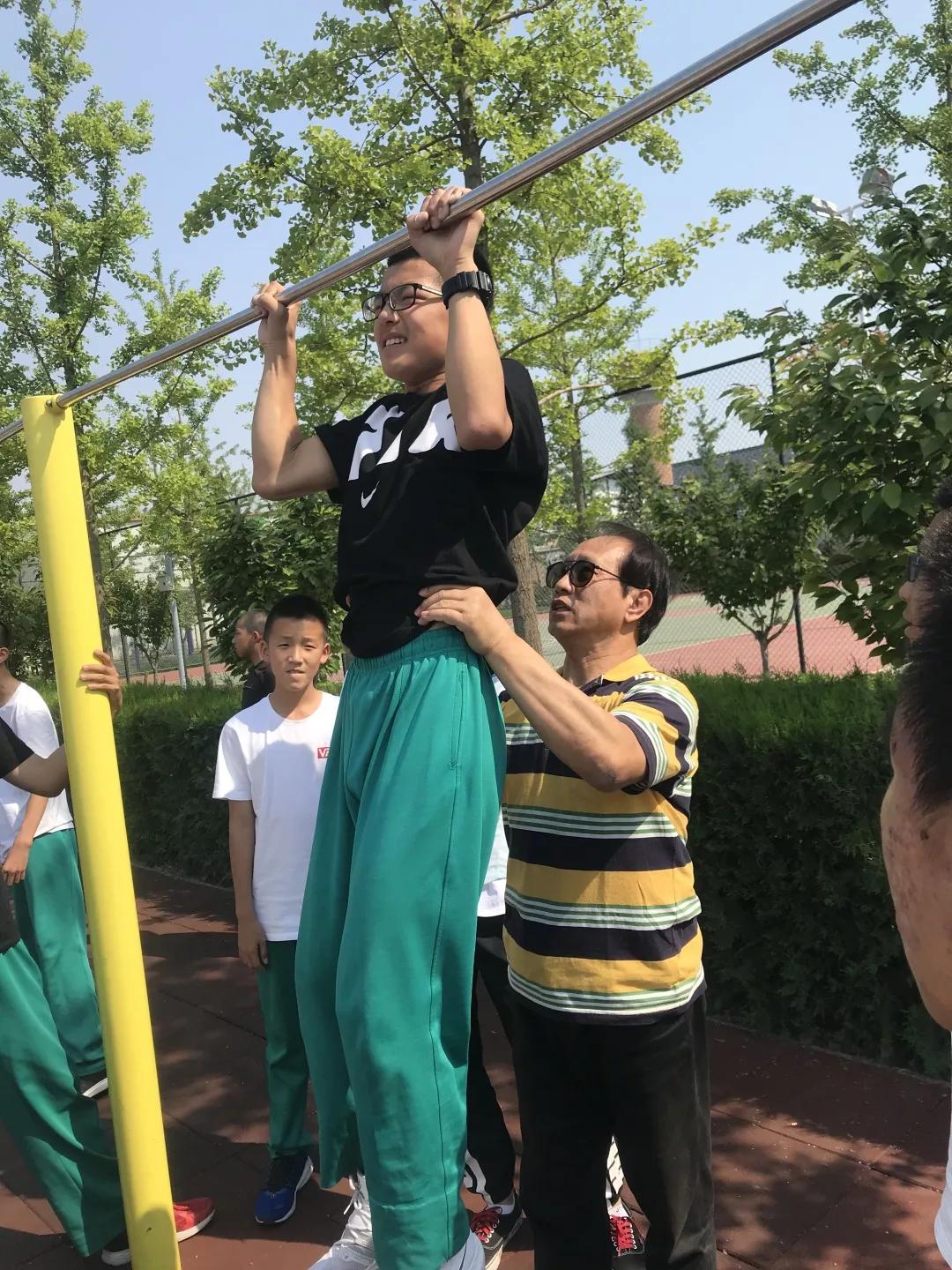 北京奧康達邀請國家體育總局專家指導北京一零一中懷柔校區(qū)體育工作，推進校企產(chǎn)學研合作。